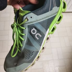 ON Cloud Cloudflow Size 9 Mens Trainers